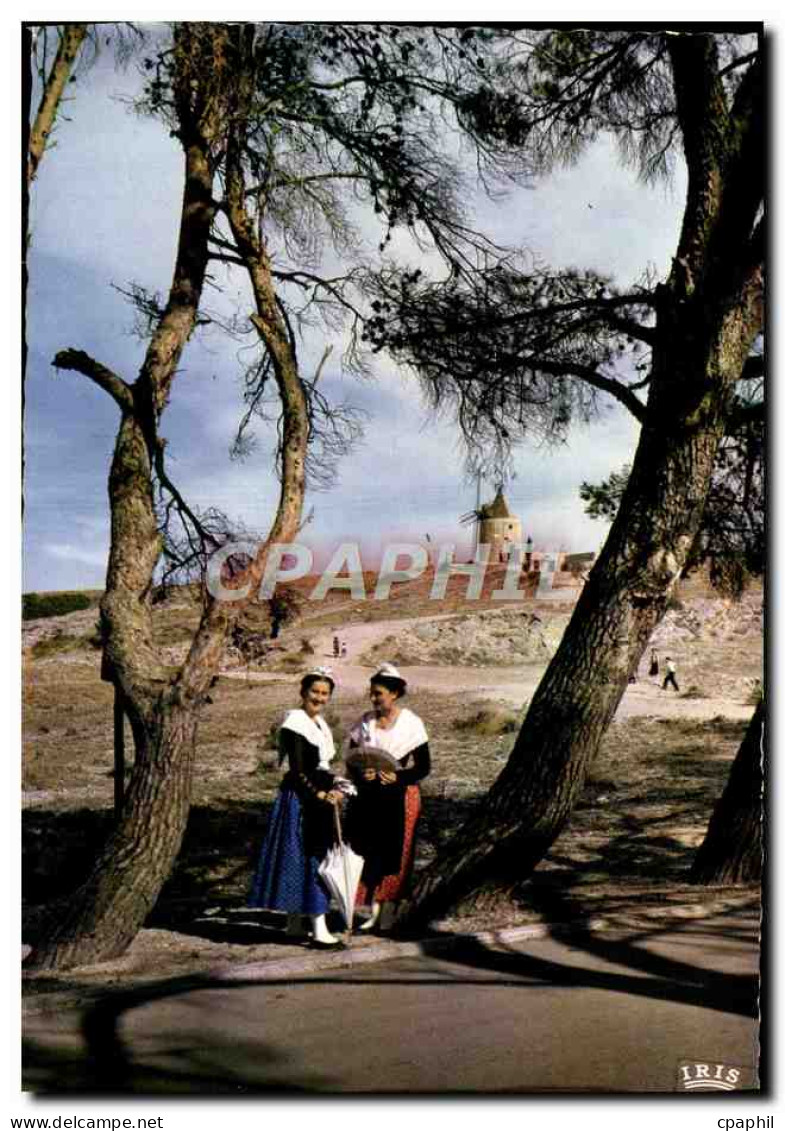 CPM Fontvieille Le Moulin de Daudet Arlesiennes Femmes Folklore Arles