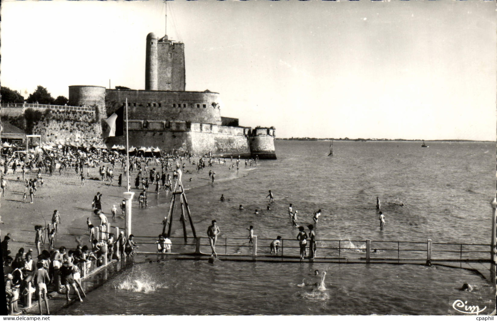 CPM Fouras Les Bains La Plage Et Le Semaphore