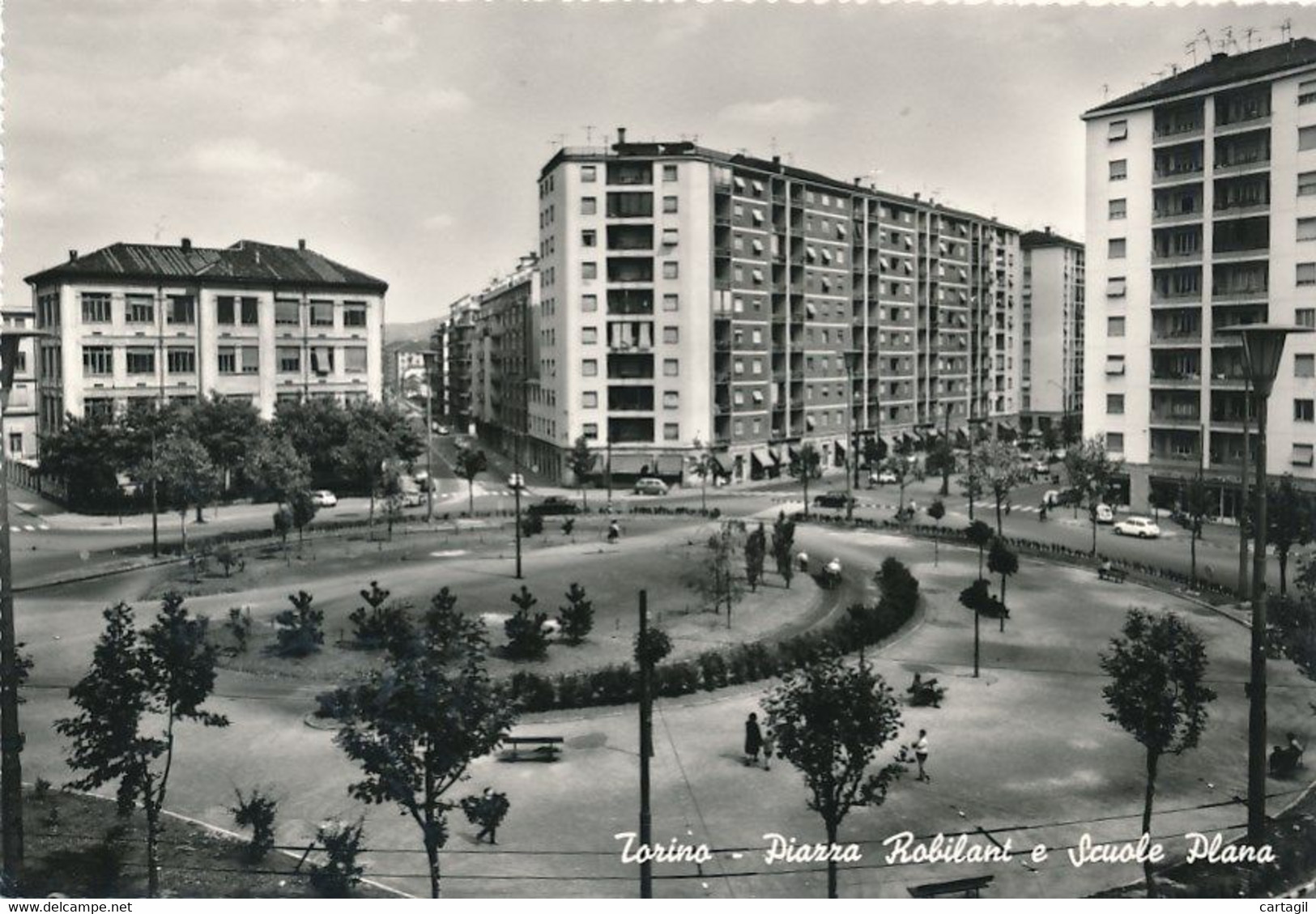 CPM GF-22012- Italie Torino- Piazza Robilant  e Scuole Plana Envoi gratuit