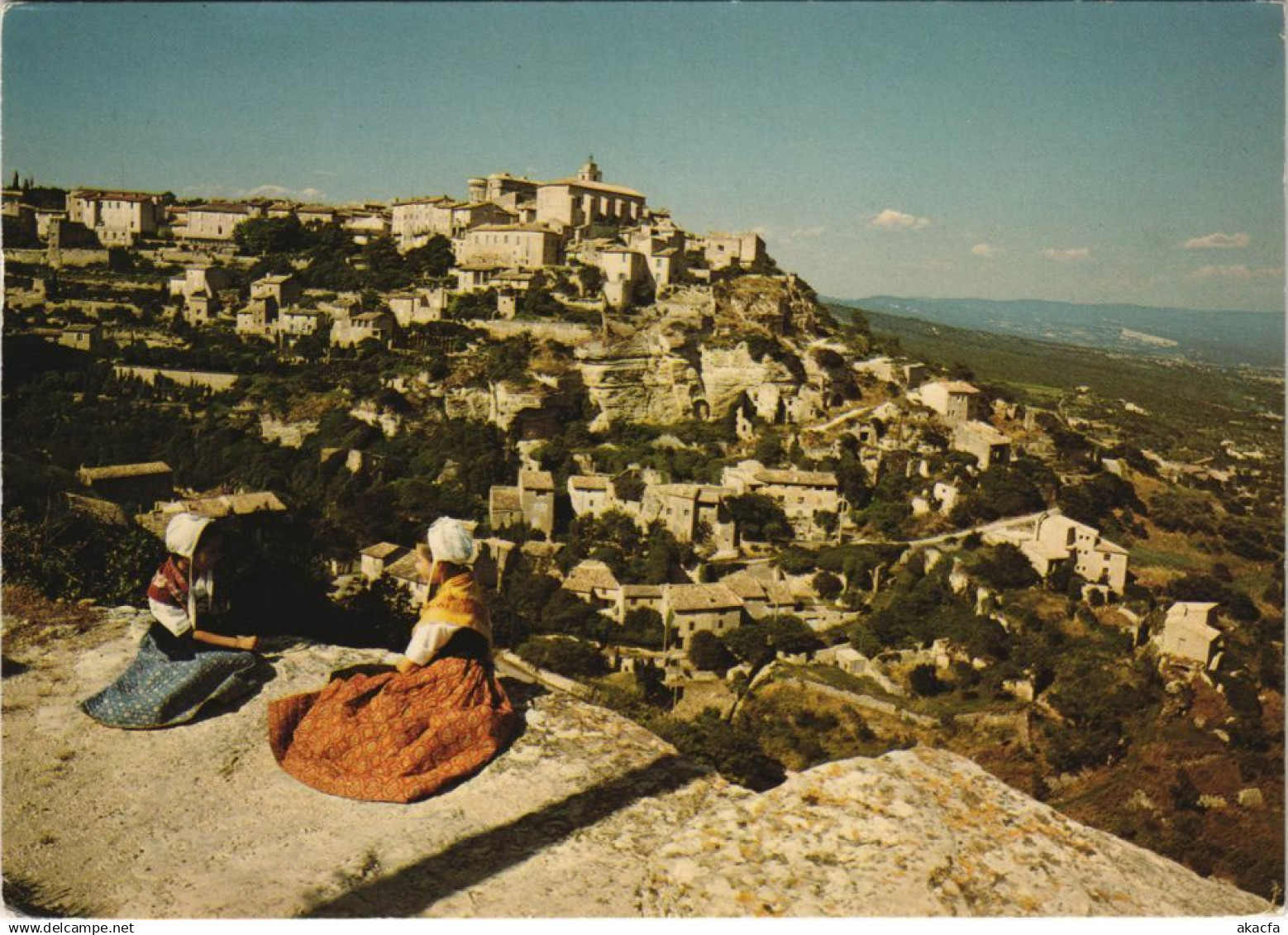 CPM GORDES Jeunes Provencales Admirant le Charmant Village de Gordes (1087167)