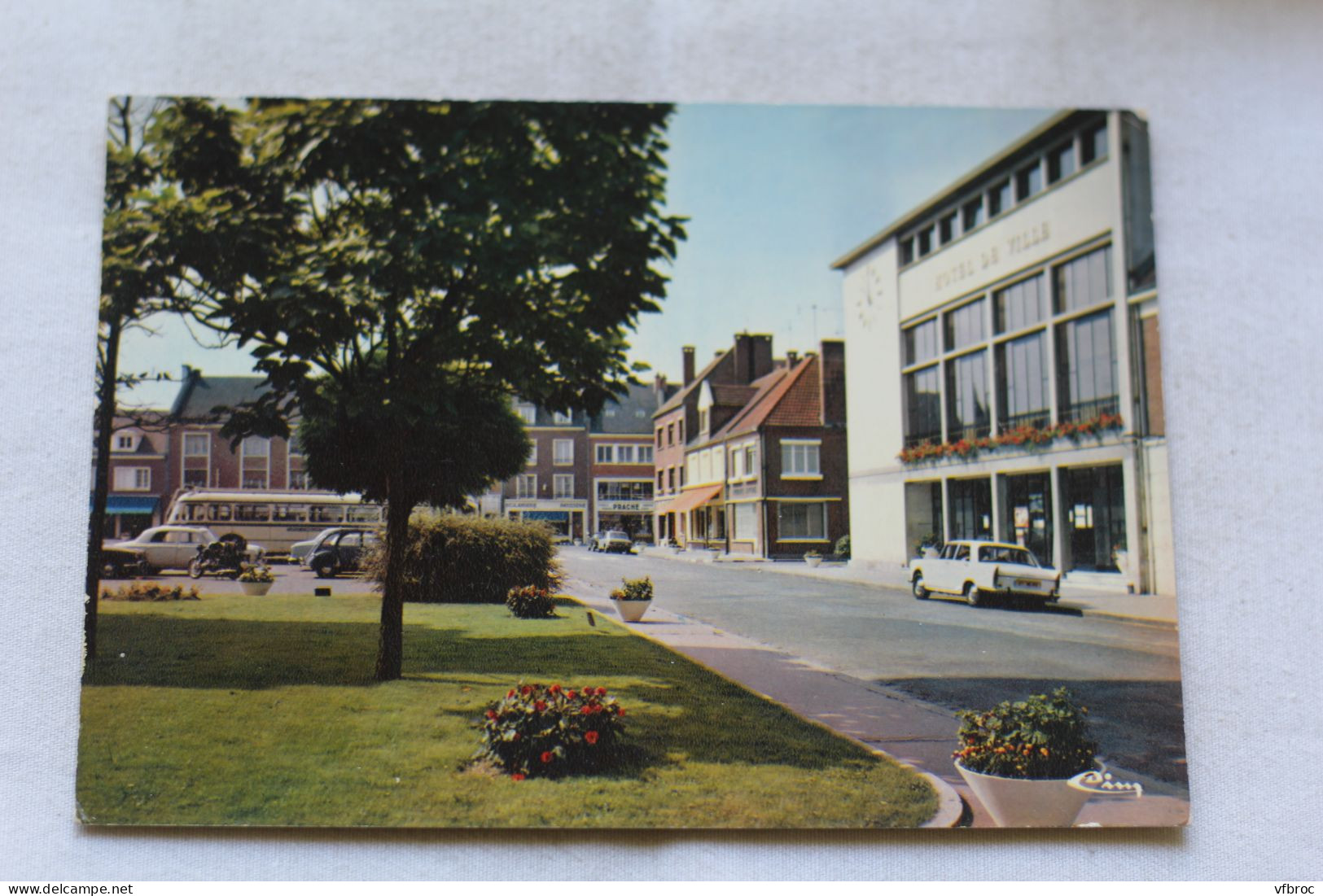 Cpm, Grandvilliers, la place, l'hôtel de ville, Oise 60