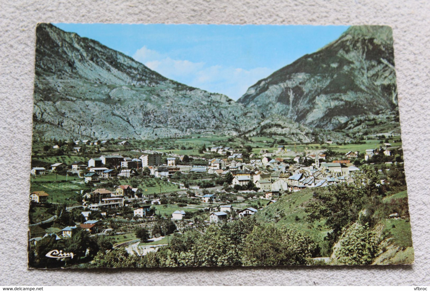 Cpm, Guillestre, vue générale, au fond les gorges du Guil, Hautes Alpes 05