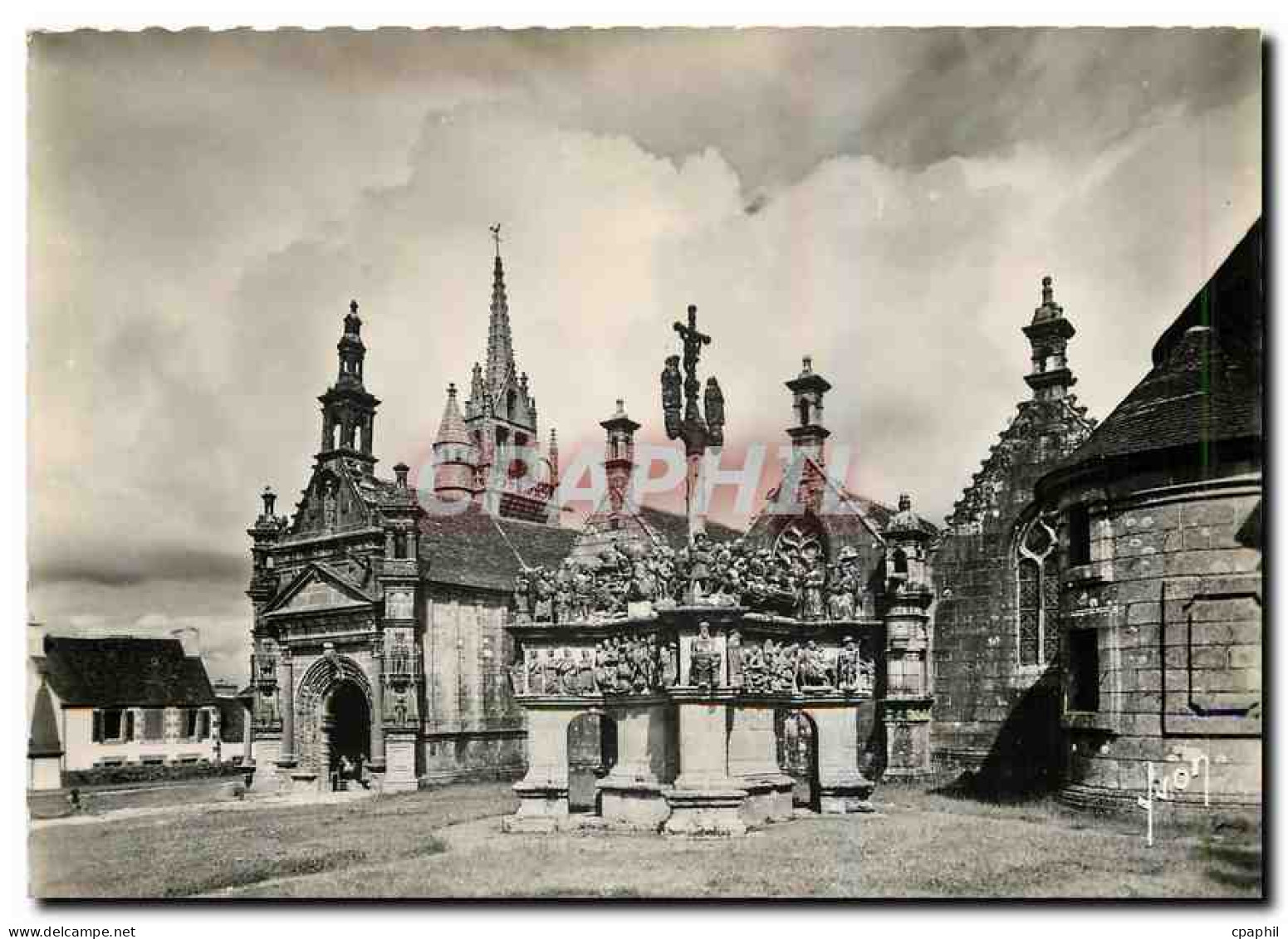 CPM Guimiliau Finistere Le Calvaire et l'Eglise