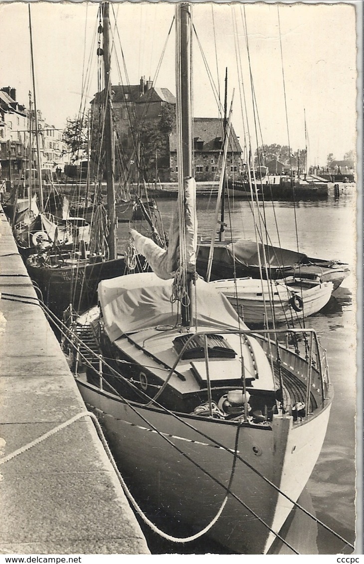 CPM Honfleur Un Yacht au Quai Au fond la Lieutenance