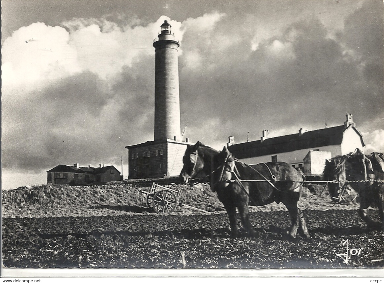 CPM Ile de Batz Travaux au pied du Phare