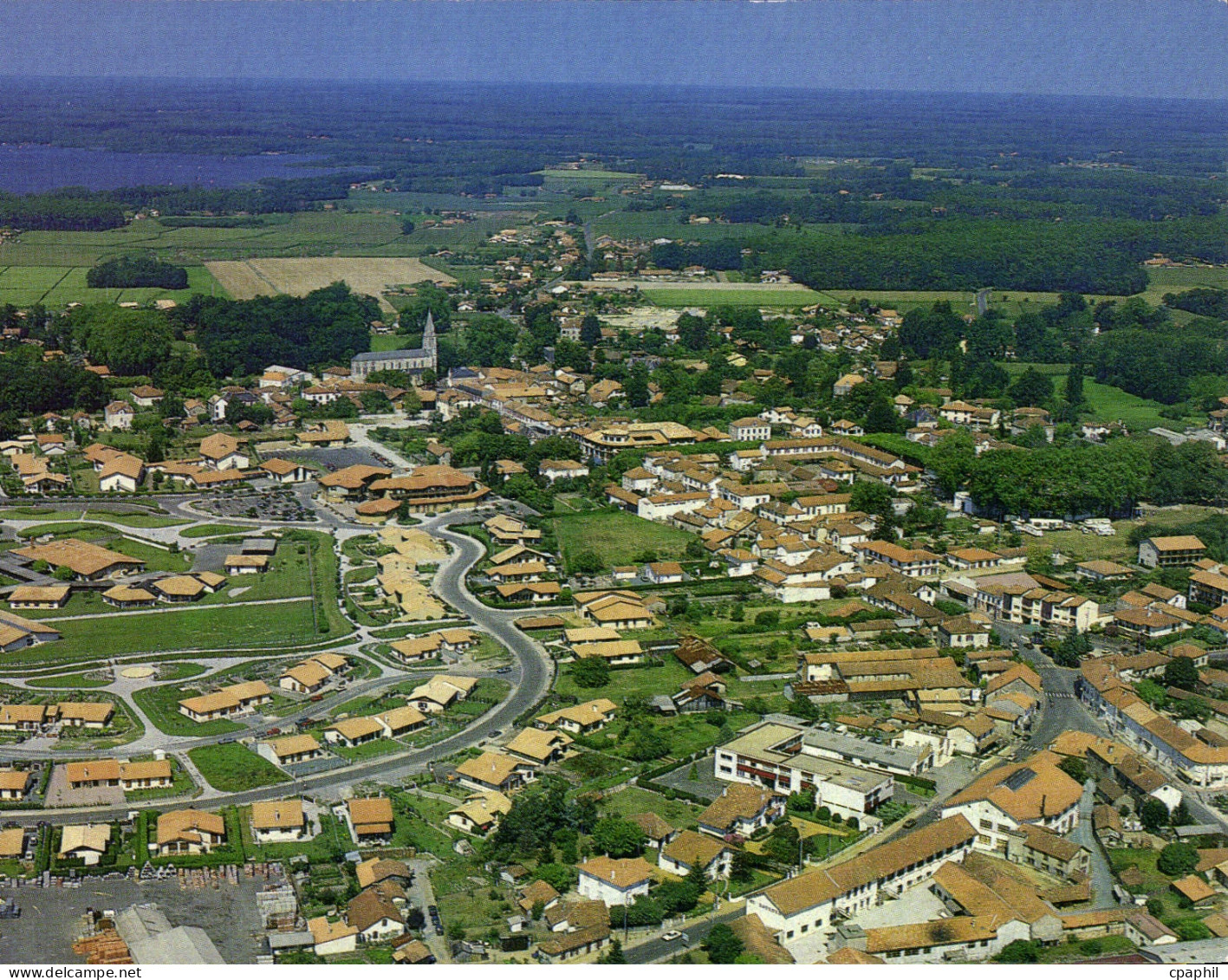 CPM Image de France Landes Soustons vue panoramique sur la ville et au loin son etang