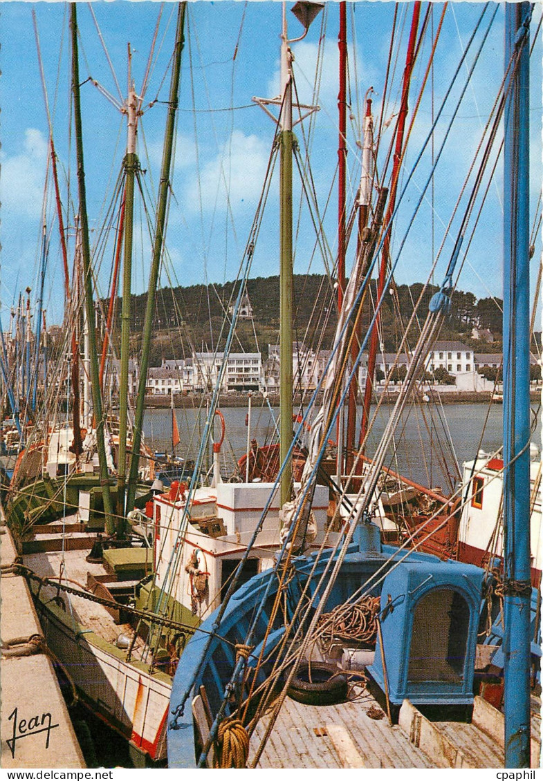 CPM La Bretagne Audierne Thoniers a quai Bateaux