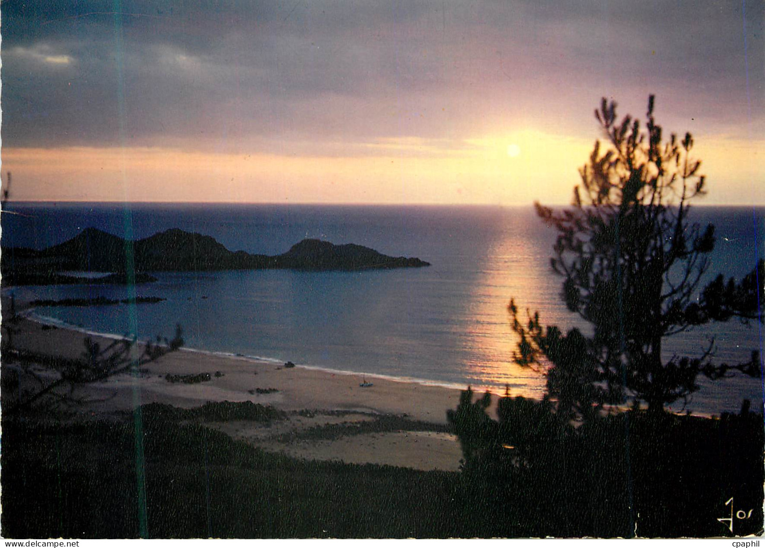 CPM La Bretagne en Couleurs Erquy Coucher de soleil sur la plage de Lourtouet et le Cap d Erquy