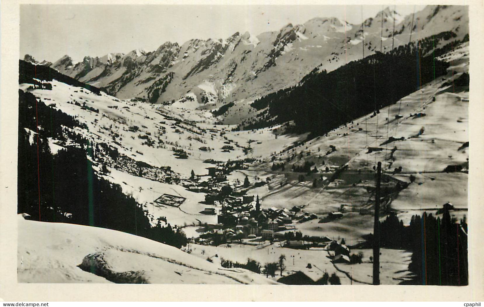 CPM La Clusaz (Haute Savoie) Vue Generale et Chaine des Aravis