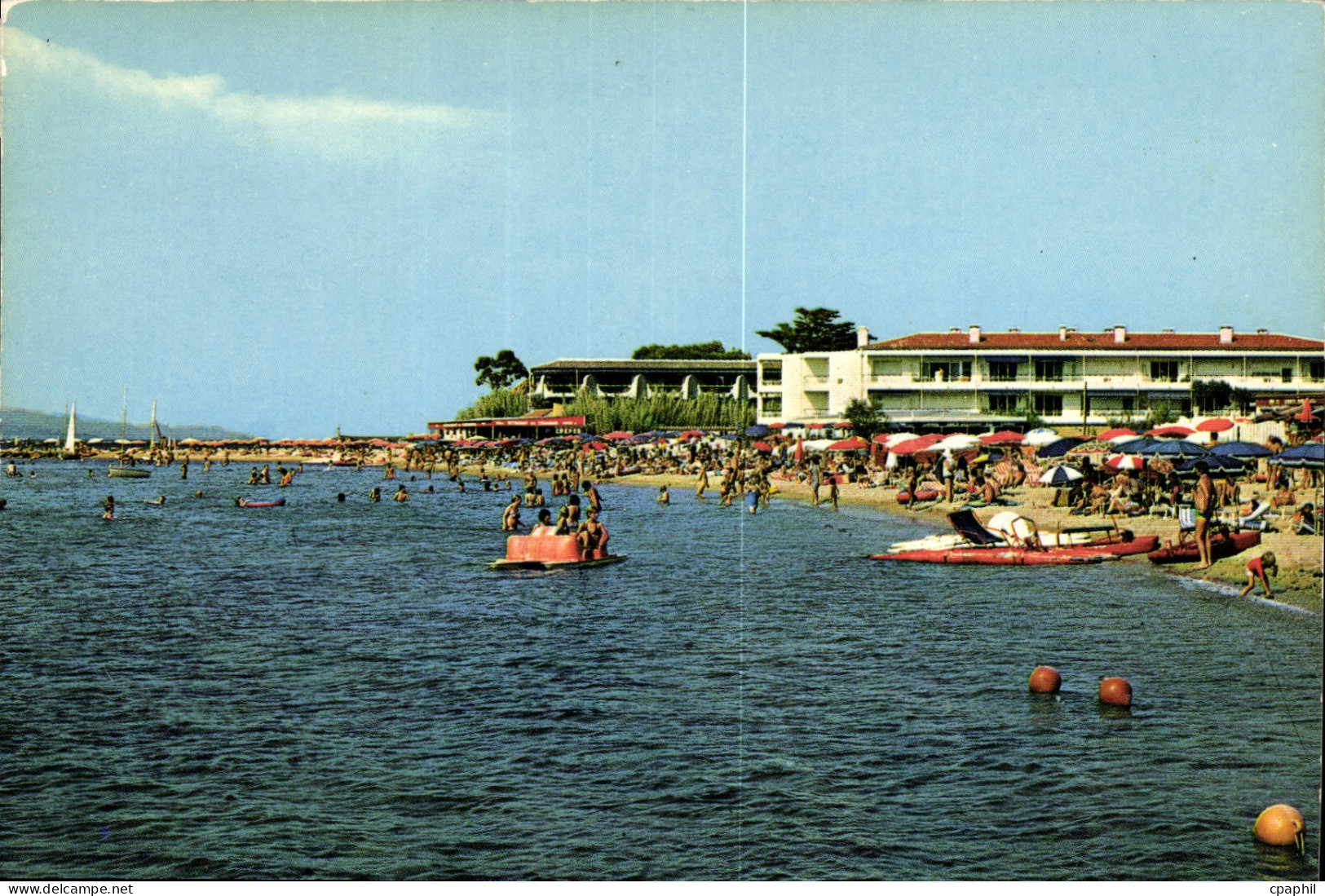 CPM La Cote d'Azur Saint Tropez Place de la Bouillabaisse