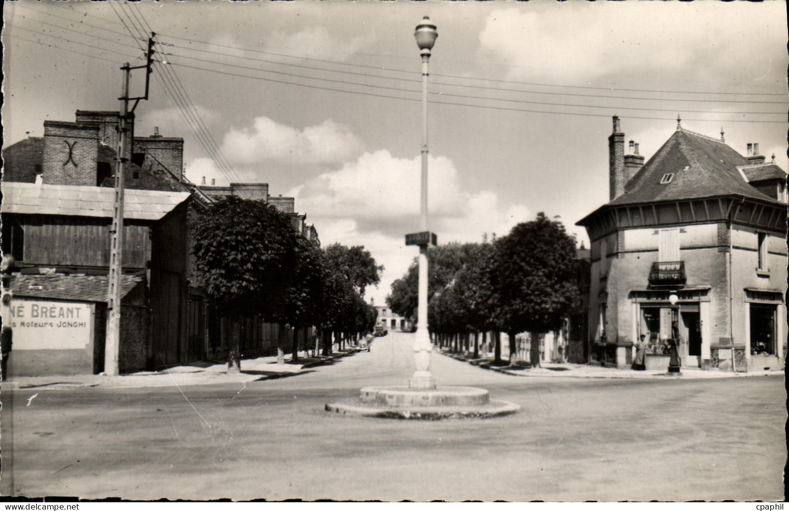 CPM La Guerche de Bretagne Avenue General Leclerc