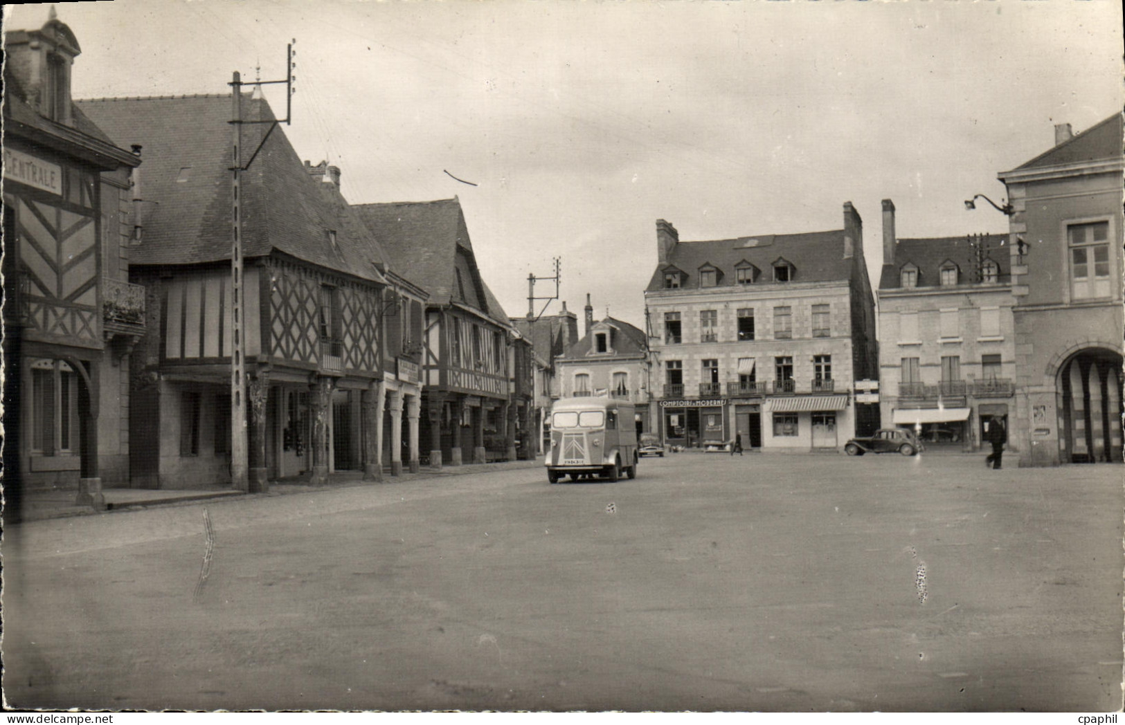 CPM La Guerche de Bretagne Les Vieux Porches et Place de la Mairie