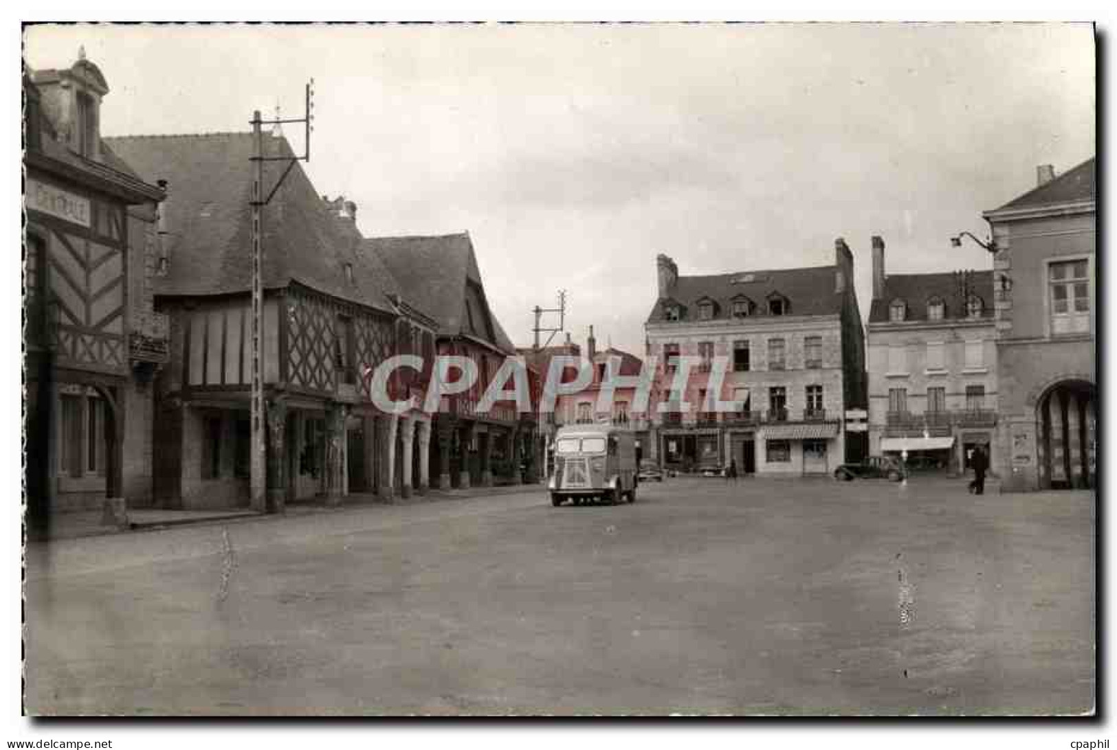 CPM La Guerche de Bretagne Les Vieux Porches et Place de la Mairie