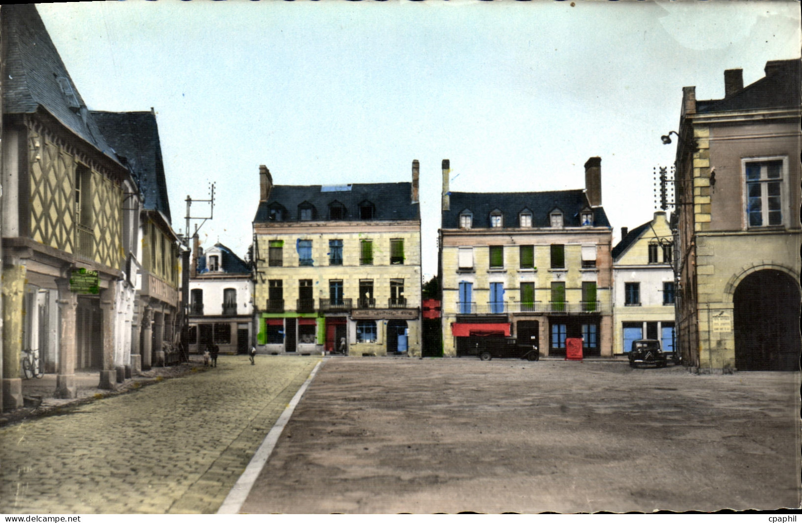 CPM La Guerche de Bretagne Les Vieux Porches et Place de la Mairie