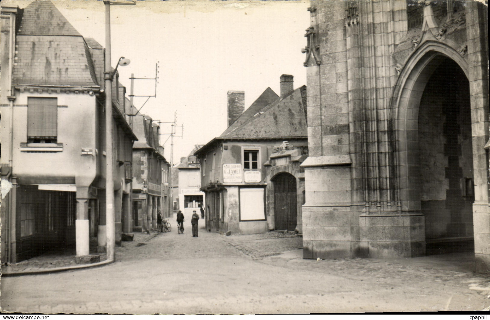 CPM La Guerche de Bretagne Rue de Cheval Blanc Les Vieux Porches