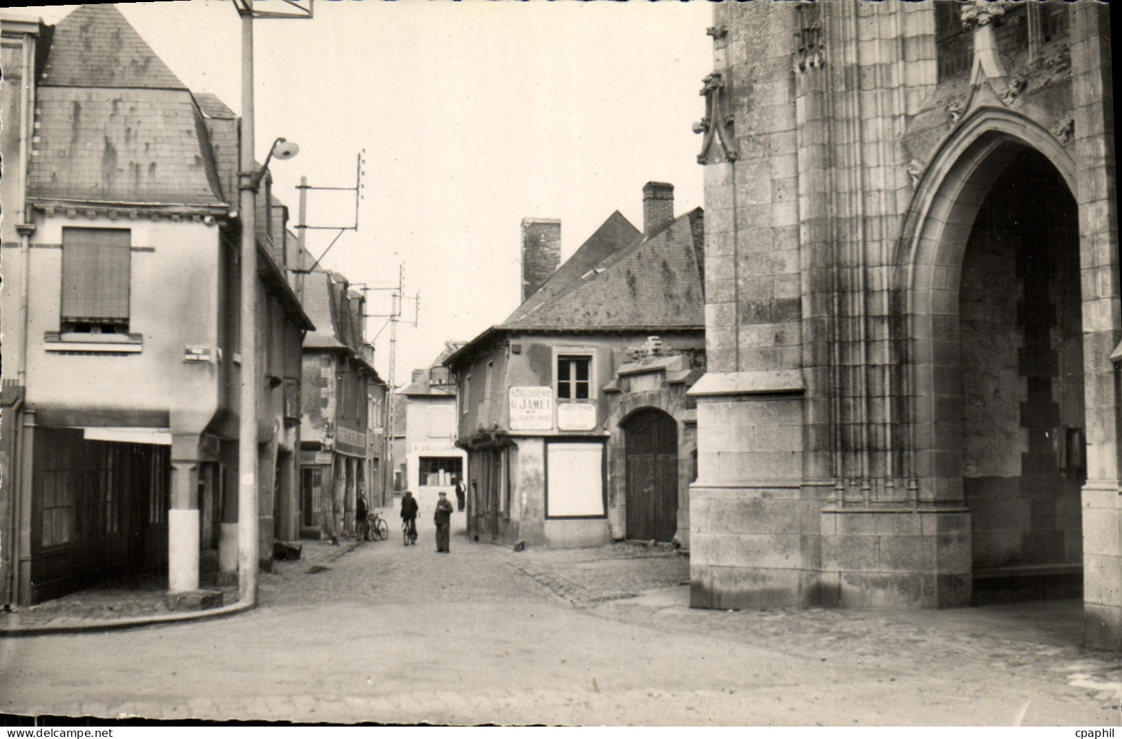 CPM La Guerche de Bretagne Rue du Cheval Blanc Les vieux Porches
