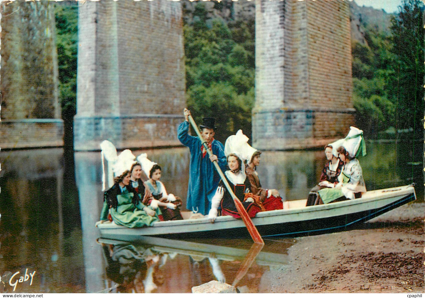 CPM La Normandie Sur les rives de l'Orne a Clecy Calvados Folklore