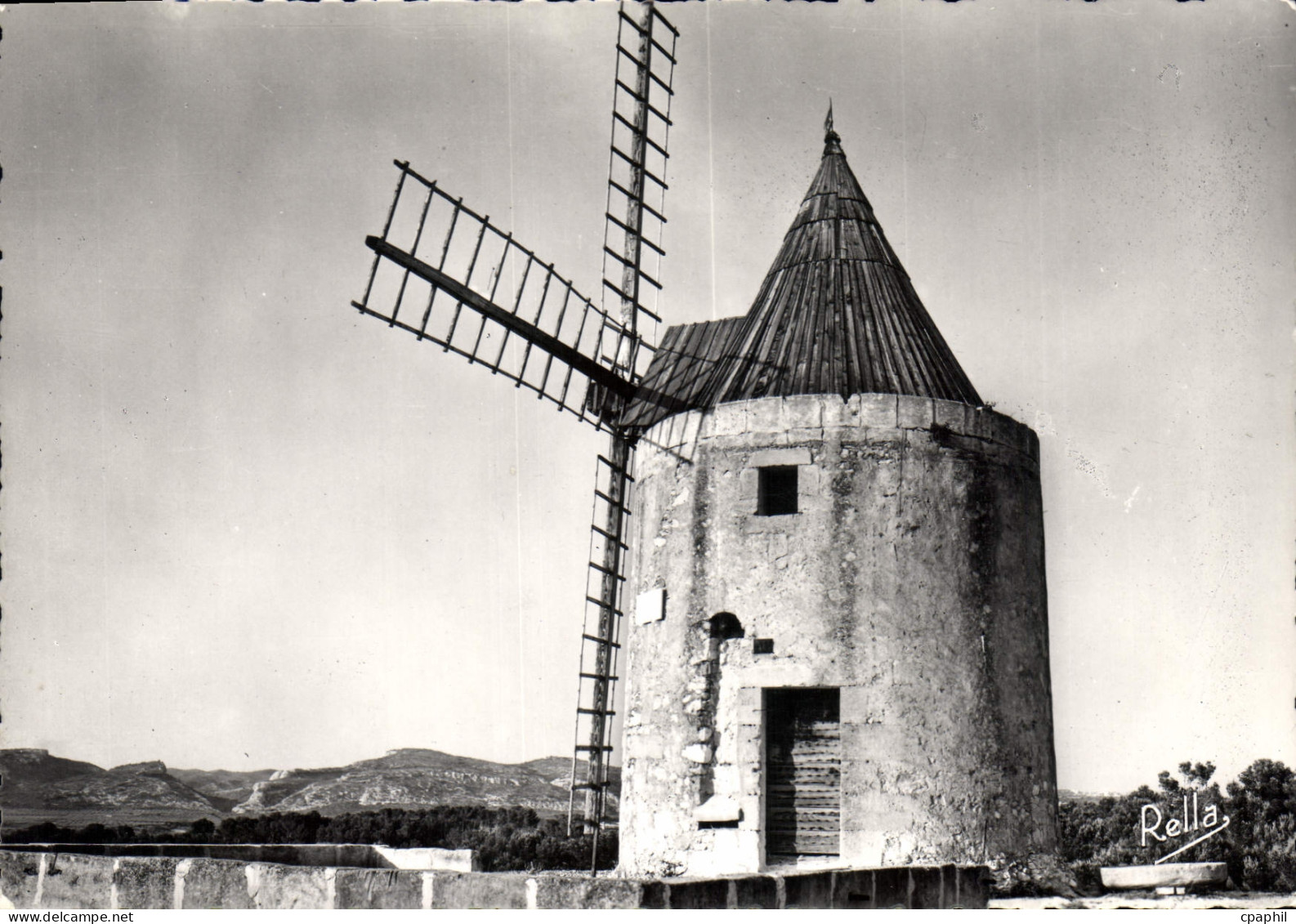 CPM La Provence Fontvieille B du R Le Moulin de Daudet