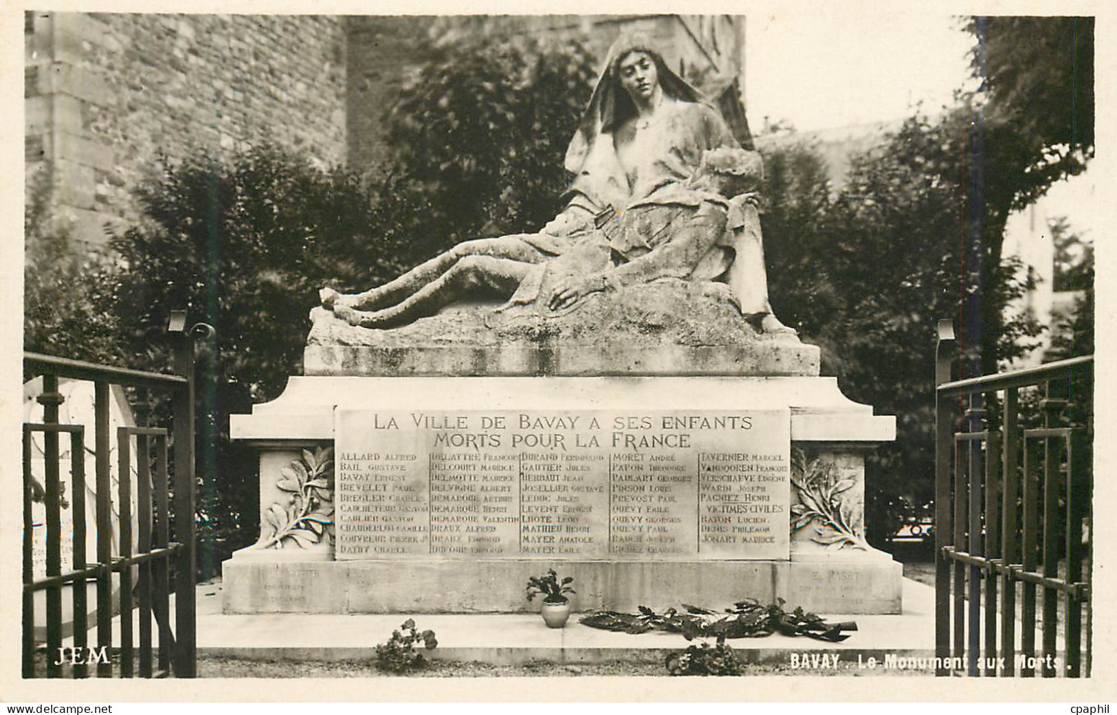 CPM La Ville de Bavay a ses Enfants Morts pour la France