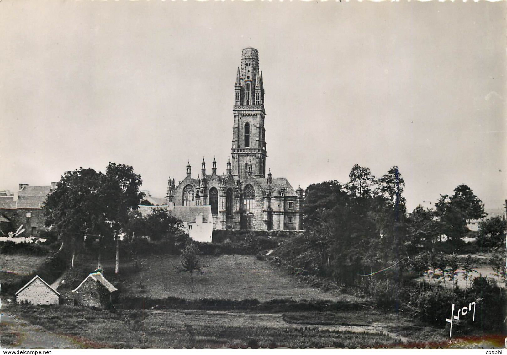 CPM Lampaul Finistere Vue generale de l'Eglise