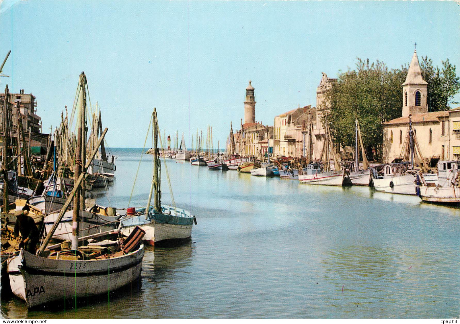 CPM Le Grau du Roi Vue panoramique sur le port la rive droite avec l'eglise et le phare Bateaux