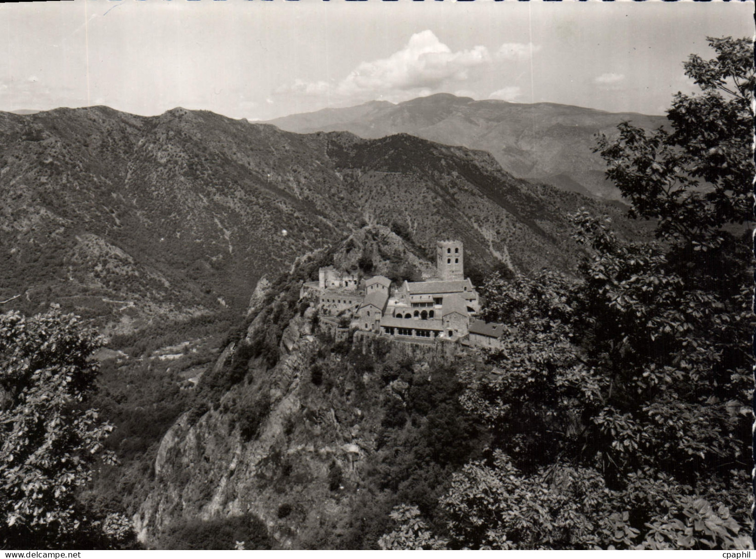 CPM Le Roussillon L'Abbaye de Saint Martin du Canigou Vue d'Ensemble