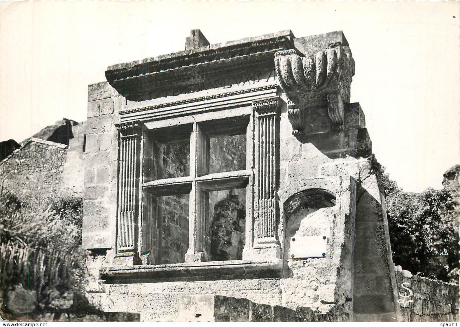 CPM Les Baux de Provence B du R Fenetre Renassance