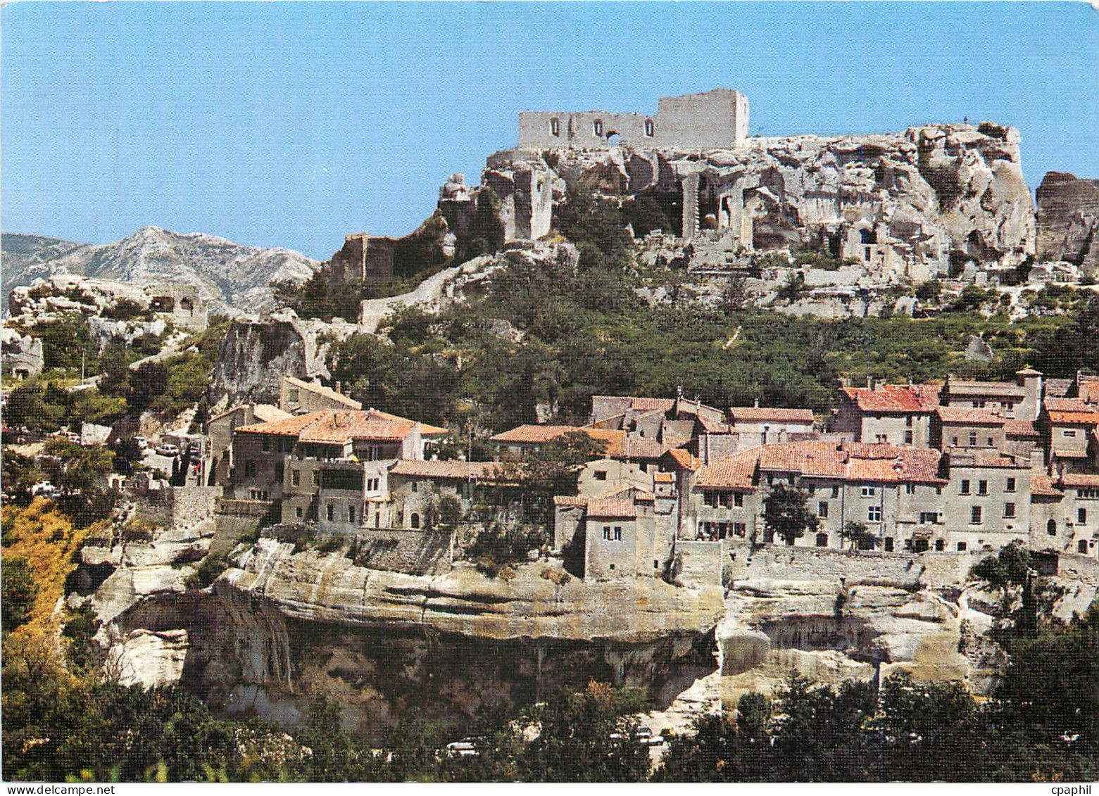 CPM Les Baux de Provence B du Rh Domine par les ruines de son chateau le villages des Baux
