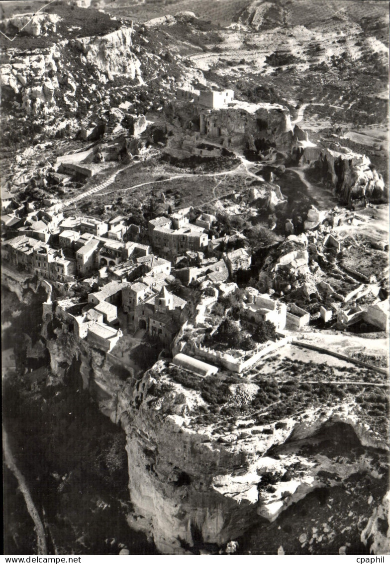 CPM Les Baux De Provence vue Aerienne sur le Rocher et le Village des Baux