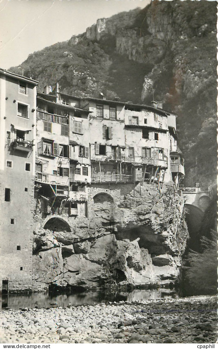 CPM Les Belles Alpes Francaises le Vercors Pont en Royans les maisons suspendues
