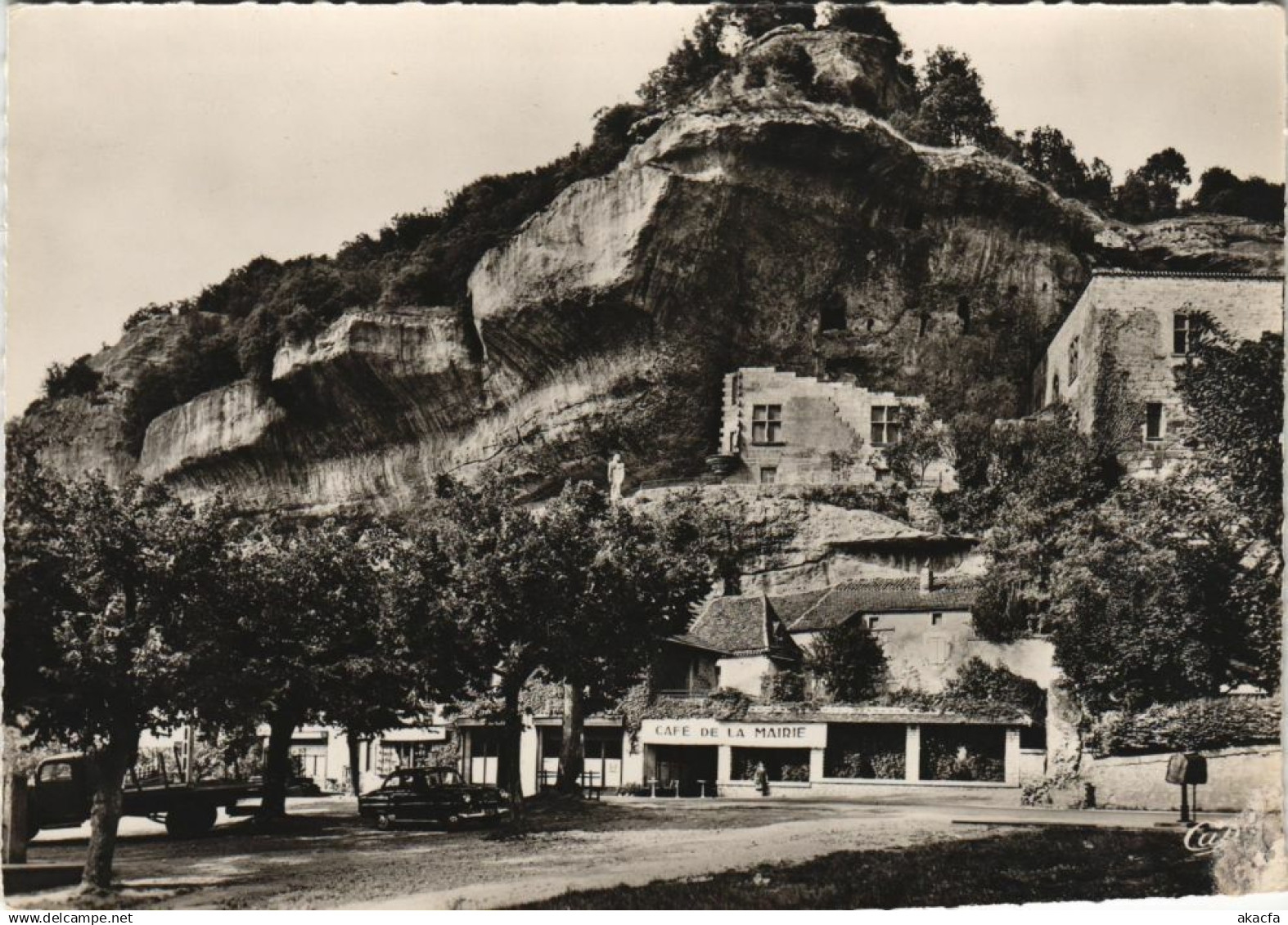 CPM Les Eyzies - Rochers de l'Ancien Chateau (1081933)