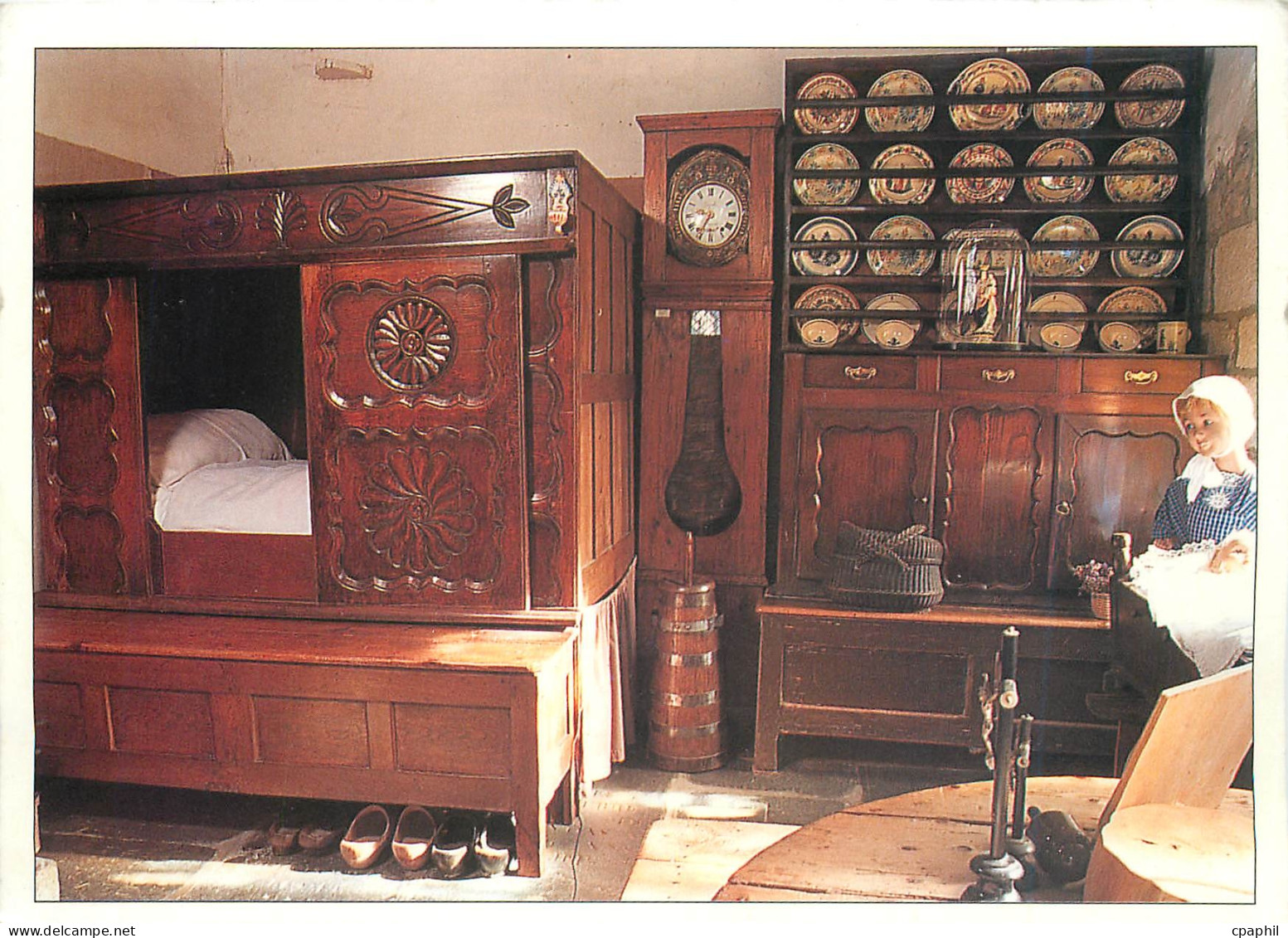 CPM Lit Clos Leonard Horloge Vaisselier et banc Musee de Sizun