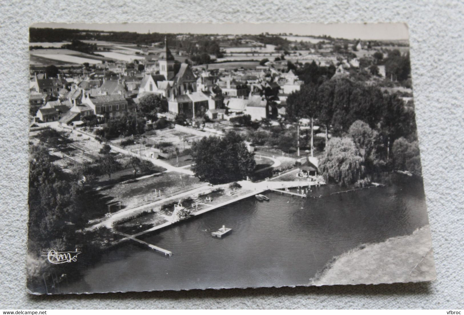 Cpm, Luché Pringé, vue aérienne, la piscine sur les bords du Loir et l'église, Sarthe 72