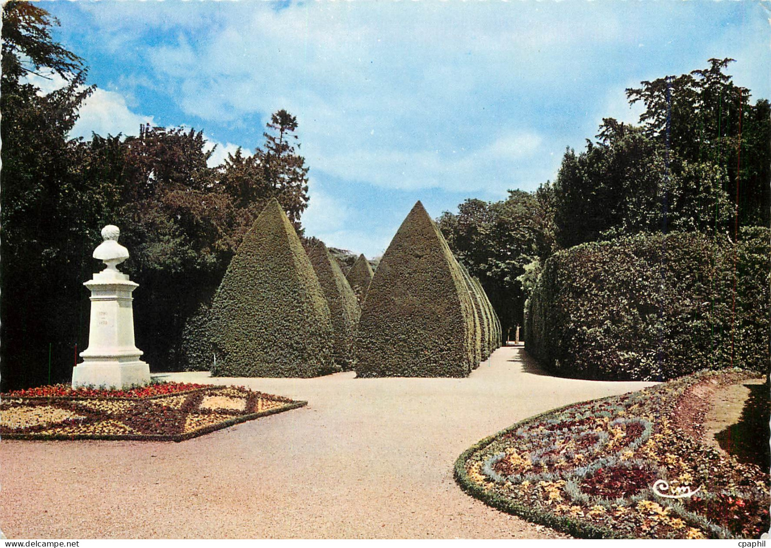 CPM Lucon Vendee Le Jardin Dumaine