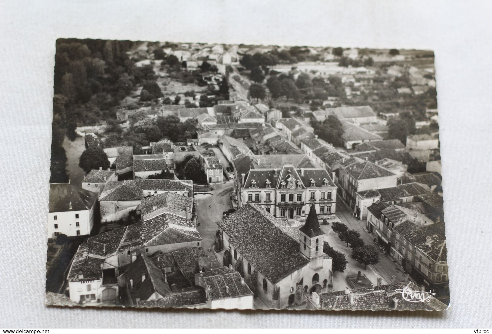 Cpm, Mansle, vue aérienne, l'église et l'hôtel de ville, Charente 16
