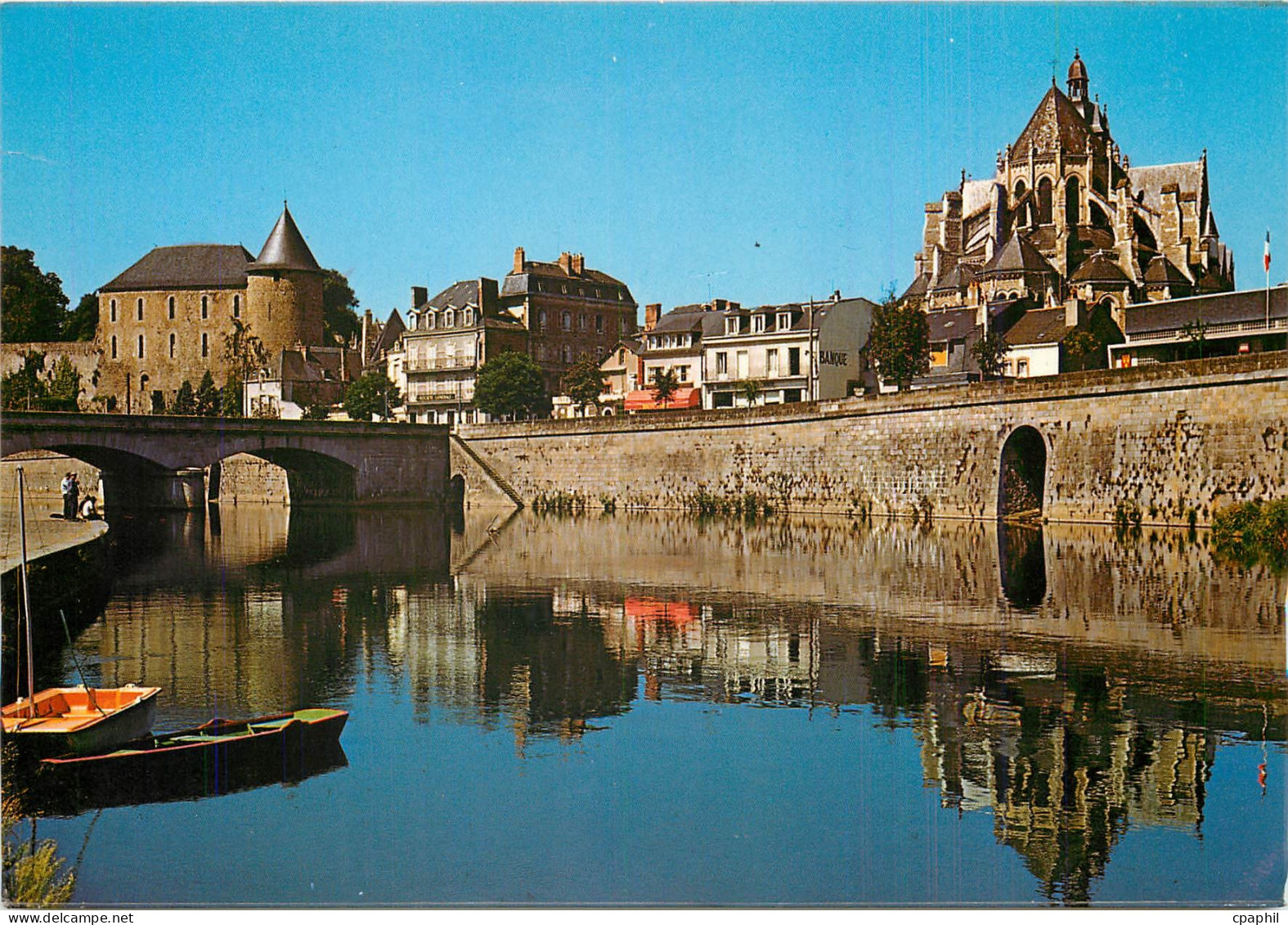 CPM Mayenne Mayenne Les Bords de la Mayenne l'Eglise Notre Dame et le Chateau