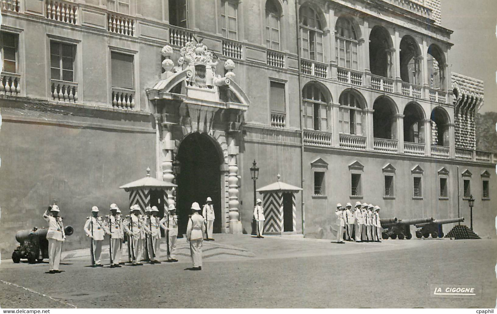 CPM Monaco La releve de la garde devant le palais princier Militaria