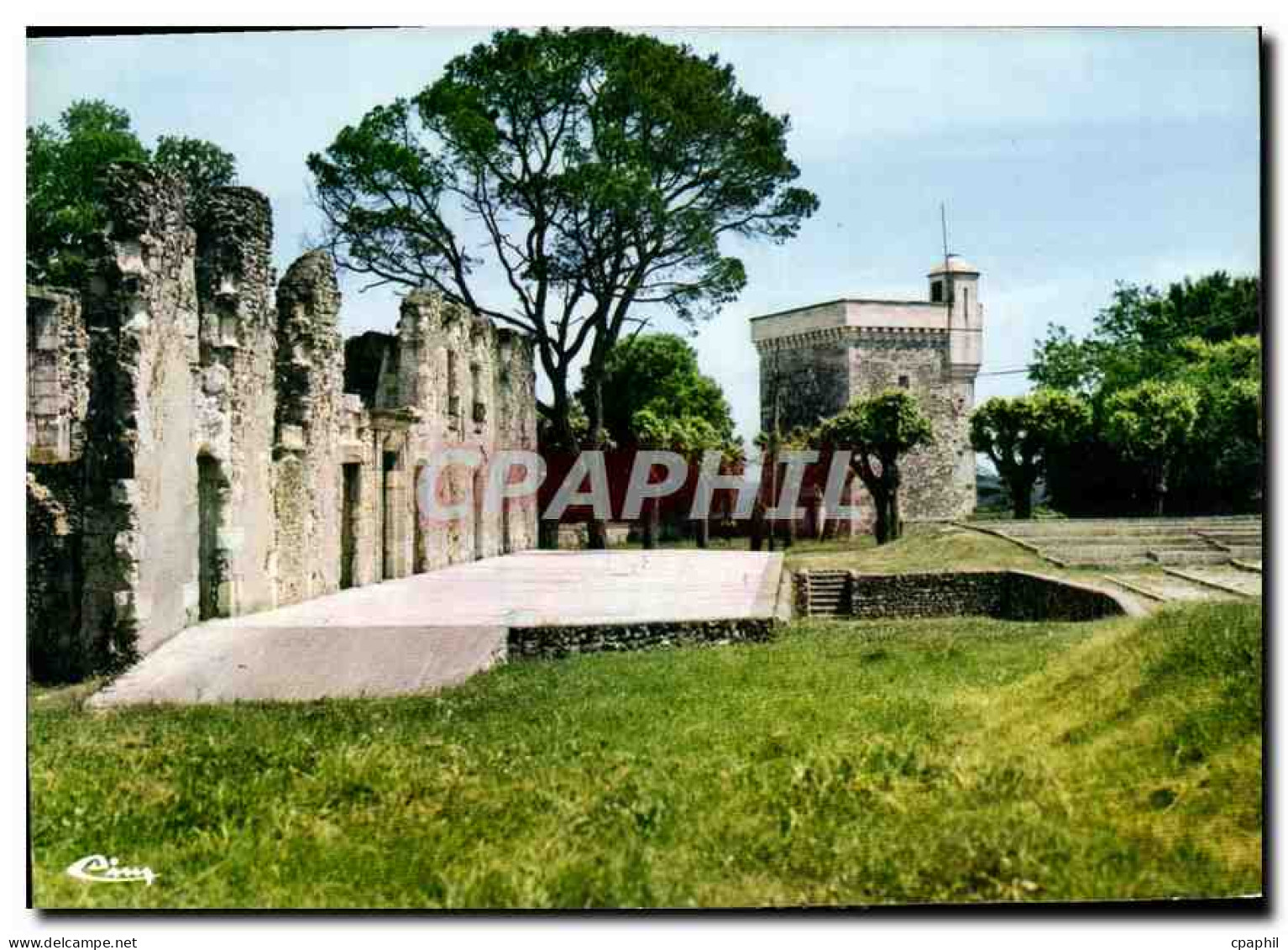 CPM Montendre les Pins Les Ruines du chateau avec la tour carree