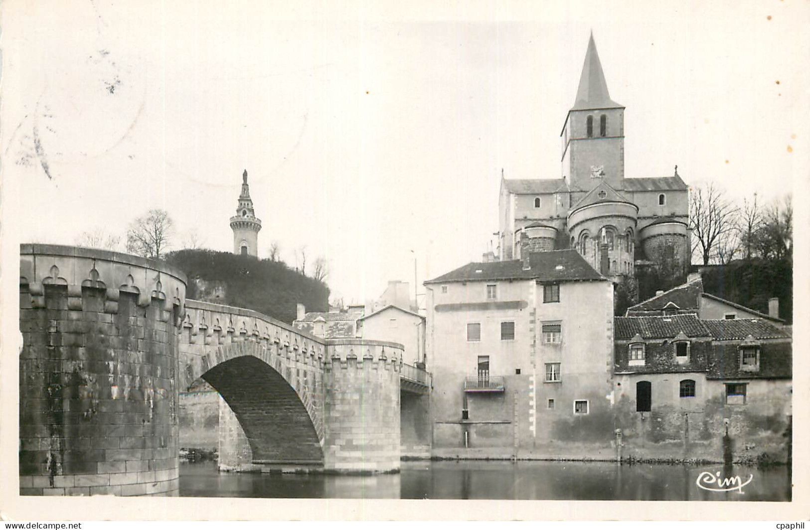 CPM Montmorillon Vienne Le Vieux Pont La Vierge du Chateau et l Eglise Notre Dame