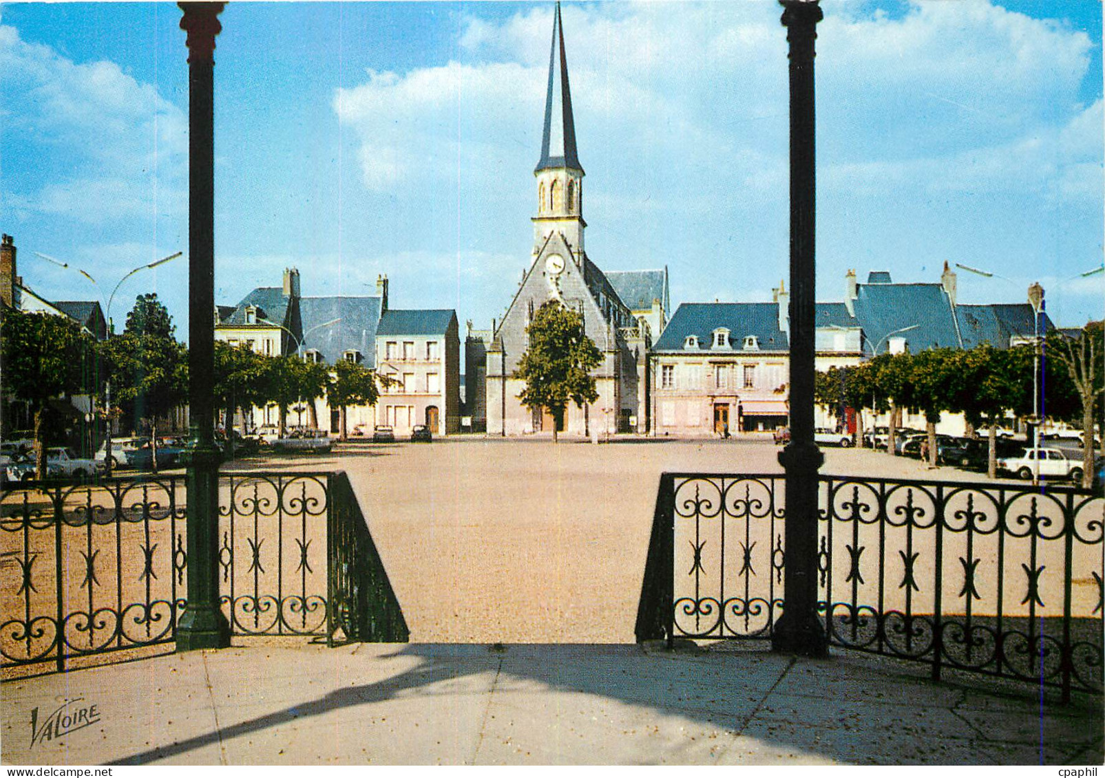 CPM Montoire sur le Loir Loir et Cher La place Georges Clemenceau et l eglise Saint Laurent