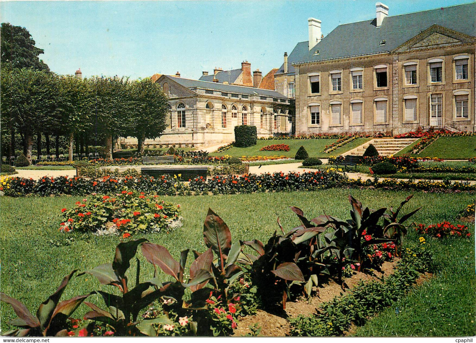CPM Mortagne au Perche Orne L'Hotel de Ville et le jardin public