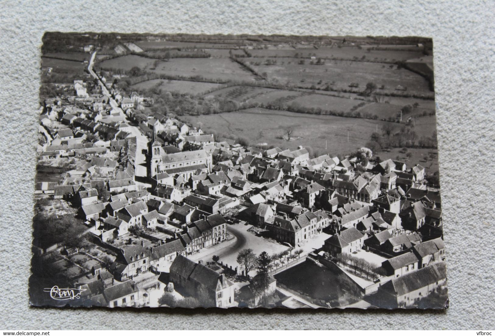Cpm, Moulins la Marche, vue aérienne de la mare, la place, l'église, Orne 61