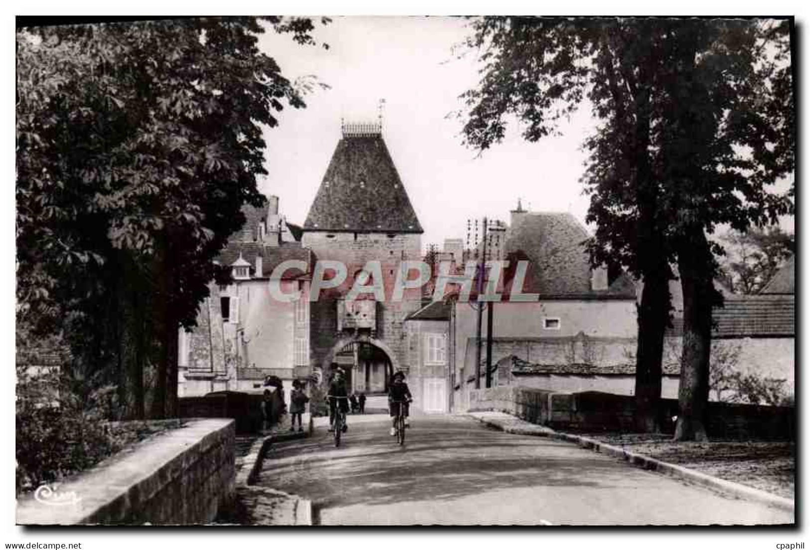 CPM Noyers Sur Serein Vieille Porte du 12eme dite d'Avallon Velo Enfants