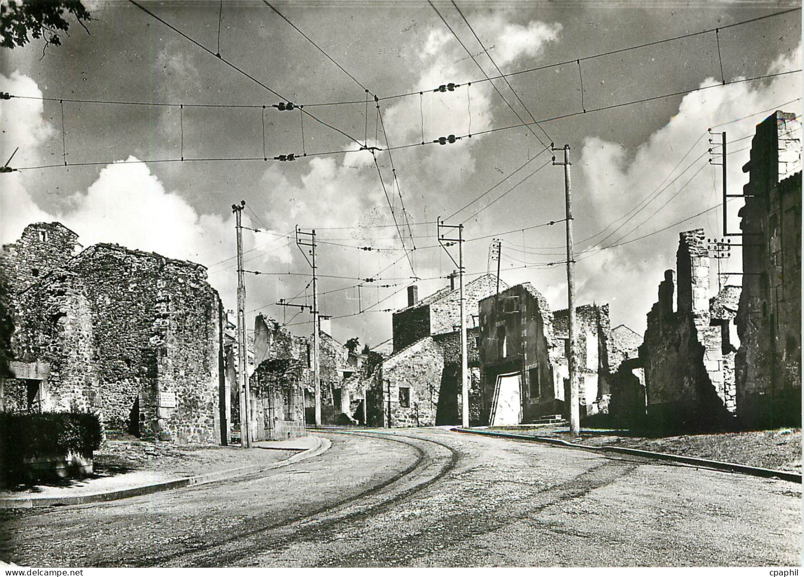CPM Oradour sur Glane Hte Vienne Entre de Bourg
