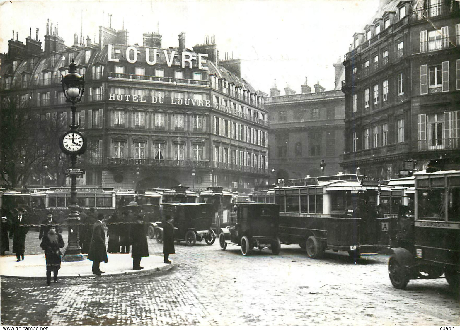 CPM Paris Embouteillage au Palais Royal Autobus Automobile