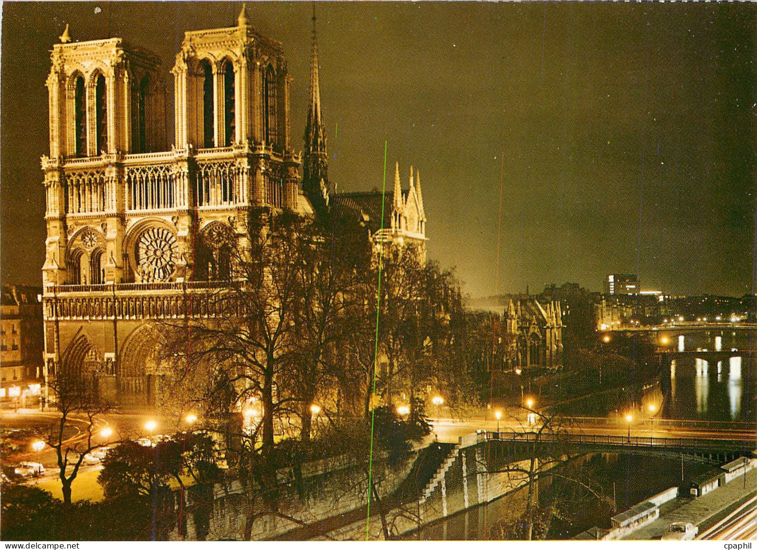 CPM Paris la nuit La Cathedrale Notre Dame de Paris Illuminee