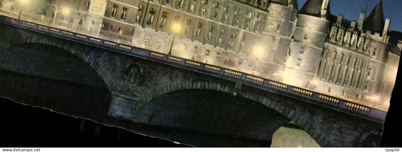 CPM Paris la Nuit la Conciergerie et la Fleche de la Sainte Chapelle