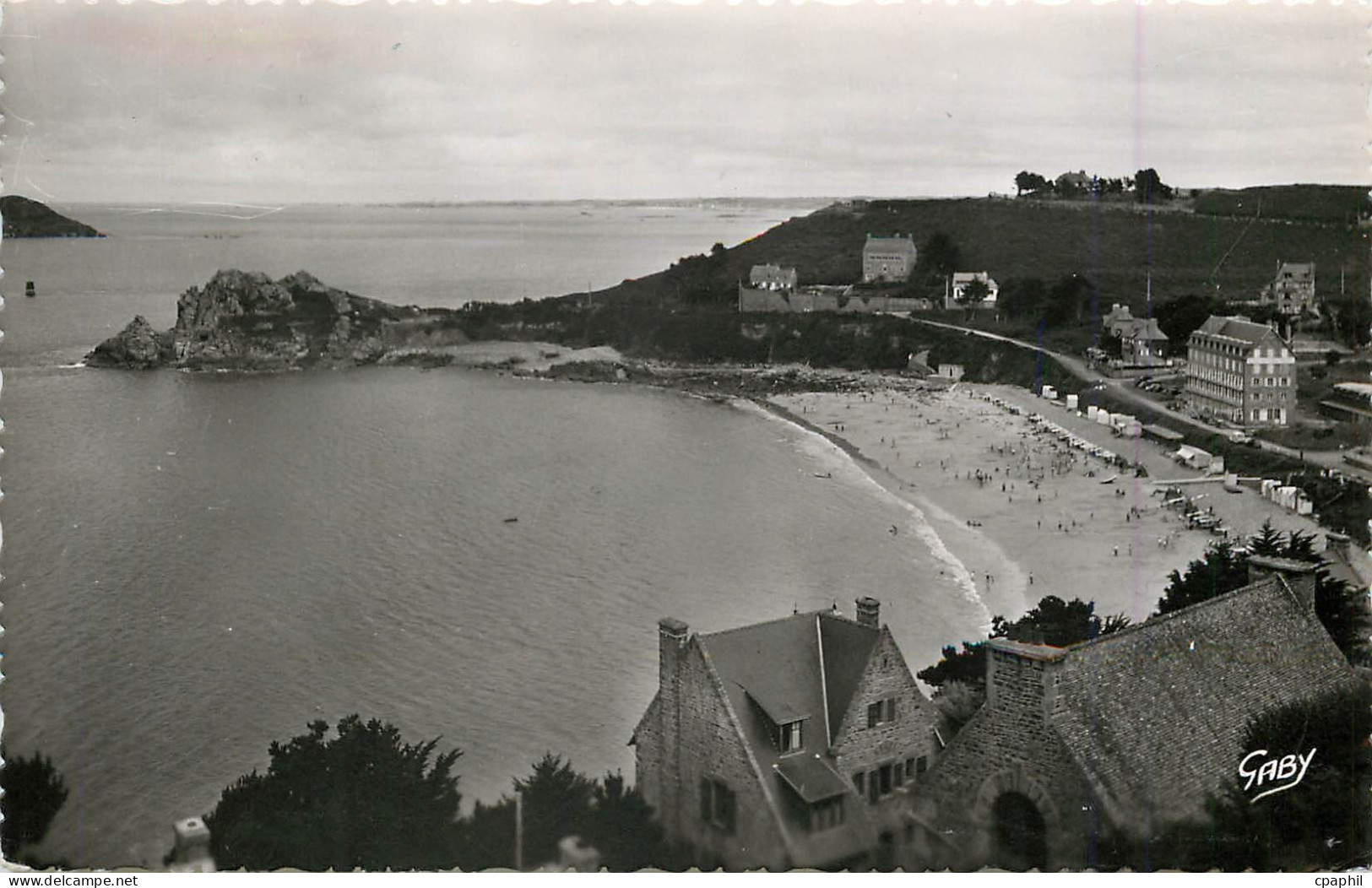 CPM Perros Guirec C du N Plage de Trestrignel et Pointe du Chateau