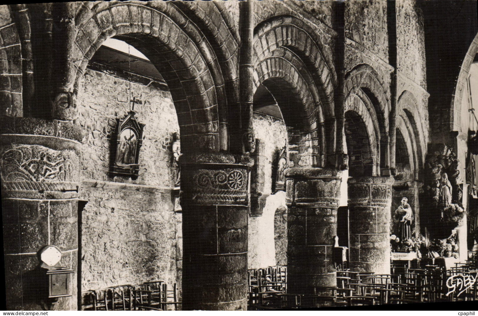 CPM Perros Guirec Interieur de l'Eglise Vieilles colonnes romanes