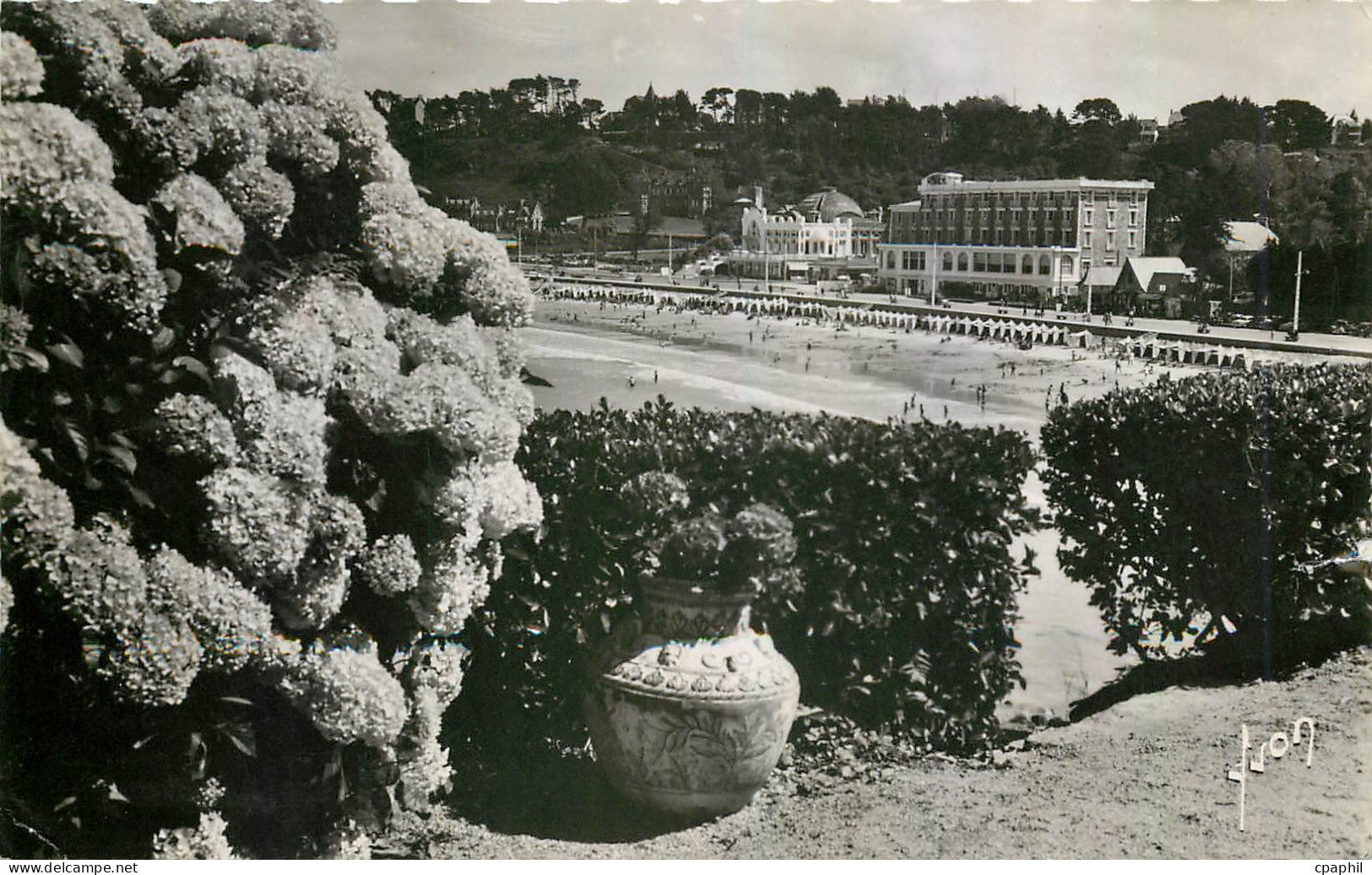CPM Perros Guirec (V du N) Echoppee Fleurie sur la Plage de Trestraou